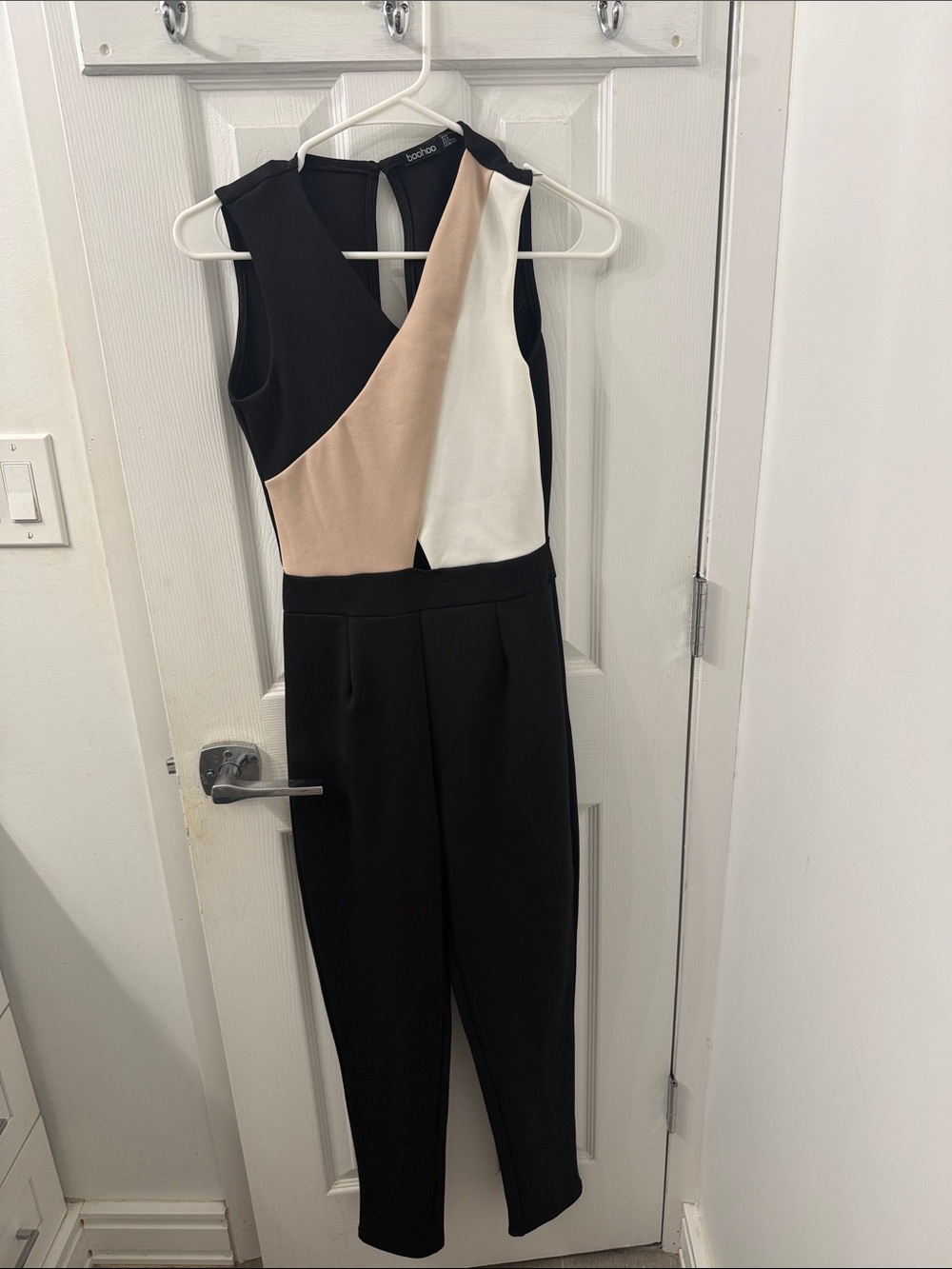 Boohoo Black, Beige & White Colorblock Sleeveless Jumpsuit